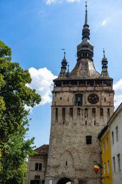 Sighisoara şehrinin ortaçağ güçlendirilmiş kalesi ve ünlü Saat Kulesi
