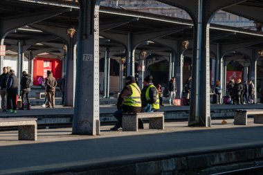 Romanya 'nın Bükreş kentindeki Bükreş Kuzey Tren İstasyonu' ndaki platformda kontroller yapan tren mürettebatı, 2023
