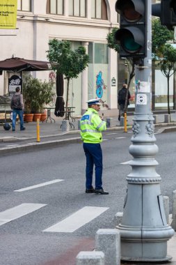Trafiği polis memuru, Romanya Trafik Polisi (Politia Rutiera) yönetiyor. Romanya 'nın Bükreş kentinde iş çıkış saati, 2022