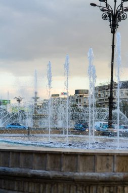 Bükreş şehir merkezindeki Unirii Meydanı 'ndaki çeşme. Bükreş, Romanya 'daki Unirii Bulvarı, 2021