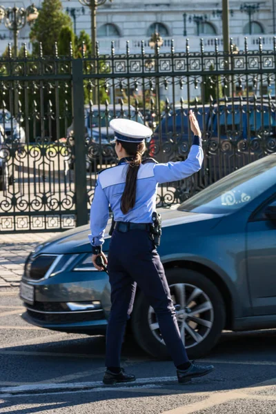 Trafiği polis memuru, Romanya Trafik Polisi (Politia Rutiera) yönetiyor. Romanya 'nın Bükreş kentinde iş çıkış saati, 2022