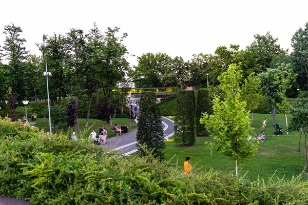 Belo Parque Cidade Pessoas Divertindo Bucareste Romênia 2023 — Fotografia de Stock