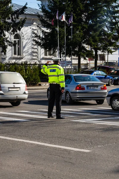 Local Police Politia Rutiera Directing Traffic Targoviste Romania 2022 — Stok fotoğraf