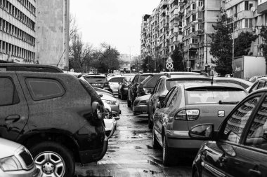 Araba trafiği, kirlilik, trafik sıkışıklığı şehir merkezi Bükreş, Romanya, 2023