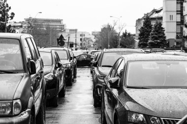 Araba trafiği, kirlilik, trafik sıkışıklığı şehir merkezi Bükreş, Romanya, 2023