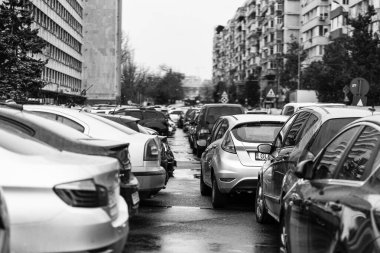 Araba trafiği, kirlilik, trafik sıkışıklığı şehir merkezi Bükreş, Romanya, 2023