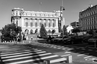 Araba trafiği, kirlilik, trafik sıkışıklığı şehir merkezi Bükreş, Romanya, 2023