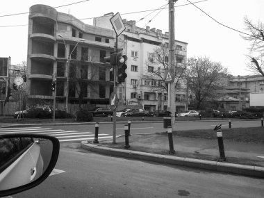 Araba trafiği, kirlilik, trafik sıkışıklığı şehir merkezi Bükreş, Romanya, 2023