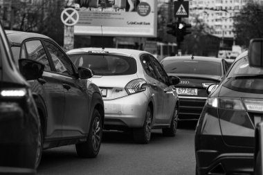 Araba trafiği, kirlilik, trafik sıkışıklığı şehir merkezi Bükreş, Romanya, 2023