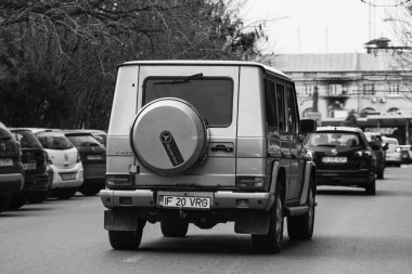 Araba trafiği, kirlilik, trafik sıkışıklığı şehir merkezi Bükreş, Romanya, 2023