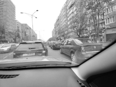 Araba trafiği, kirlilik, trafik sıkışıklığı şehir merkezi Bükreş, Romanya, 2023