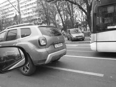 Araba trafiği, kirlilik, trafik sıkışıklığı şehir merkezi Bükreş, Romanya, 2023