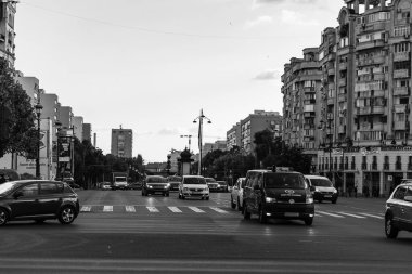 Araba trafiği, kirlilik, trafik sıkışıklığı şehir merkezi Bükreş, Romanya, 2023