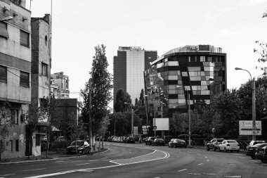 Araba trafiği, kirlilik, trafik sıkışıklığı şehir merkezi Bükreş, Romanya, 2023