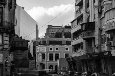 Araba trafiği, kirlilik, trafik sıkışıklığı şehir merkezi Bükreş, Romanya, 2023