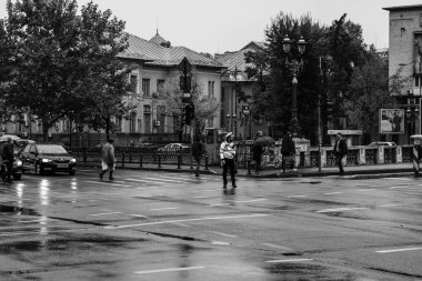 Araba trafiği, kirlilik, trafik sıkışıklığı şehir merkezi Bükreş, Romanya, 2023