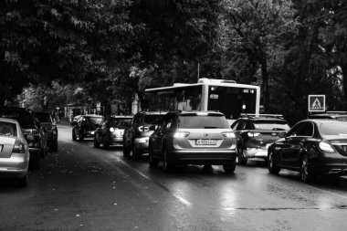 Araba trafiği, kirlilik, trafik sıkışıklığı şehir merkezi Bükreş, Romanya, 2023