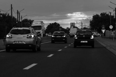 Araba trafiği, kirlilik, trafik sıkışıklığı şehir merkezi Bükreş, Romanya, 2023