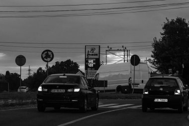 Araba trafiği, kirlilik, trafik sıkışıklığı şehir merkezi Bükreş, Romanya, 2023