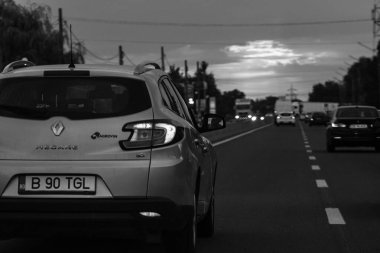 Araba trafiği, kirlilik, trafik sıkışıklığı şehir merkezi Bükreş, Romanya, 2023