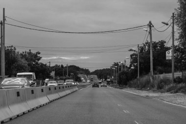 Araba trafiği, kirlilik, trafik sıkışıklığı şehir merkezi Bükreş, Romanya, 2023