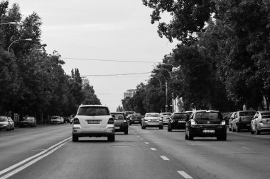 Araba trafiği, kirlilik, trafik sıkışıklığı şehir merkezi Bükreş, Romanya, 2023