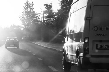 Araba trafiği, kirlilik, trafik sıkışıklığı şehir merkezi Bükreş, Romanya, 2023