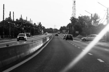 Araba trafiği, kirlilik, trafik sıkışıklığı şehir merkezi Bükreş, Romanya, 2023