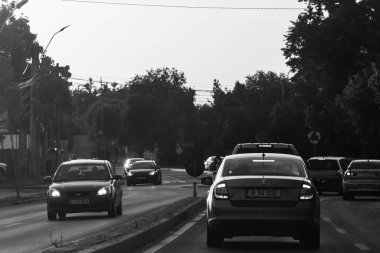 Araba trafiği, kirlilik, trafik sıkışıklığı şehir merkezi Bükreş, Romanya, 2023