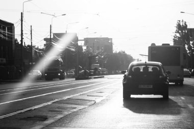 Araba trafiği, kirlilik, trafik sıkışıklığı şehir merkezi Bükreş, Romanya, 2023