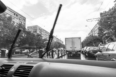 Araba trafiği, kirlilik, trafik sıkışıklığı şehir merkezi Bükreş, Romanya, 2023