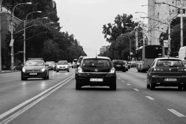 Κυκλοφορία Αυτοκινήτων Ρύπανση Κυκλοφοριακή Συμφόρηση Στο Κέντρο Του Βουκουρεστίου Ρουμανία — Φωτογραφία Αρχείου
