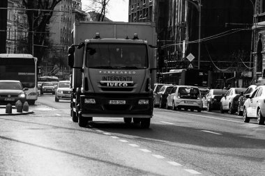 Araba trafiği, kirlilik, trafik sıkışıklığı şehir merkezi Bükreş, Romanya, 2023