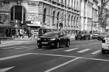 Araba trafiği, kirlilik, trafik sıkışıklığı şehir merkezi Bükreş, Romanya, 2023