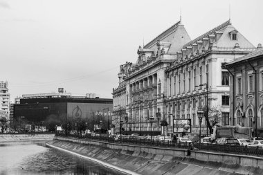 Araba trafiği, kirlilik, trafik sıkışıklığı şehir merkezi Bükreş, Romanya, 2023