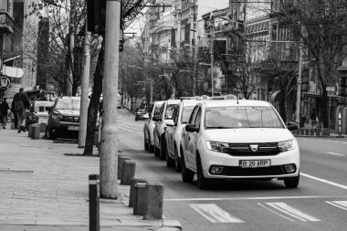 Araba trafiği, kirlilik, trafik sıkışıklığı şehir merkezi Bükreş, Romanya, 2023