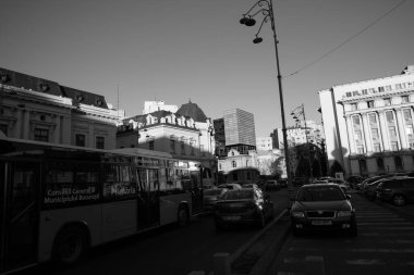 Araba trafiği, kirlilik, trafik sıkışıklığı şehir merkezi Bükreş, Romanya, 2023