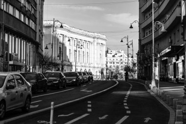 Araba trafiği, kirlilik, trafik sıkışıklığı şehir merkezi Bükreş, Romanya, 2023