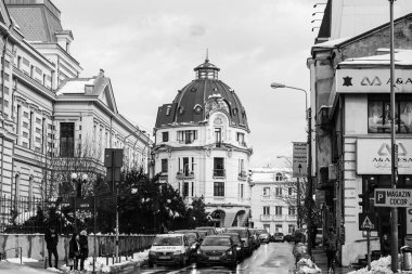 Araba trafiği, kirlilik, trafik sıkışıklığı şehir merkezi Bükreş, Romanya, 2023