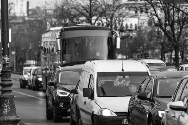 Araba trafiği, kirlilik, trafik sıkışıklığı şehir merkezi Bükreş, Romanya, 2023