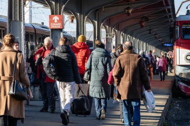Bükreş, Romanya 'daki Bükreş Kuzey Tren İstasyonu' nda (Gara de Nord) trene binen ve inen insanlar, 2023