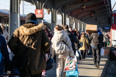 Bükreş, Romanya 'daki Bükreş Kuzey Tren İstasyonu' nda (Gara de Nord) trene binen ve inen insanlar, 2023