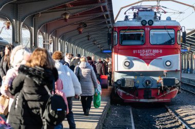 Bükreş, Romanya 'daki Bükreş Kuzey Tren İstasyonu' nda (Gara de Nord) trene binen ve inen insanlar, 2023