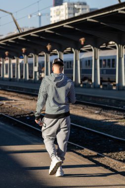 Bükreş, Romanya 'daki Bükreş Kuzey Tren İstasyonu' nda (Gara de Nord) trene binen ve inen insanlar, 2023