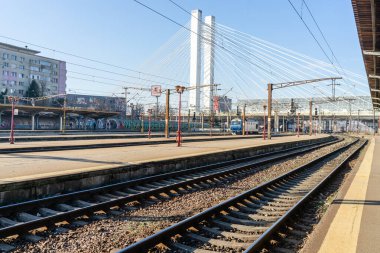Tren hareket halinde ya da tren istasyonunda (Gara de Nord). Tren taşıma altyapısı. Bükreş, Romanya, 2023