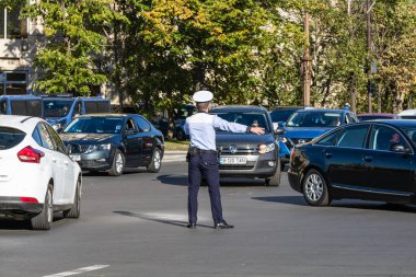 Trafiği polis memuru, Romanya Trafik Polisi (Politia Rutiera) yönetiyor. Romanya 'nın Bükreş kentinde iş çıkış saati, 2022