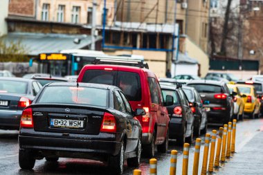 Şehrin şehir merkezinde trafik sıkışıklığında araba trafiği. Romanya 'nın başkenti Bükreş' te sabah ve akşam araba kirliliği, trafik sıkışıklığı