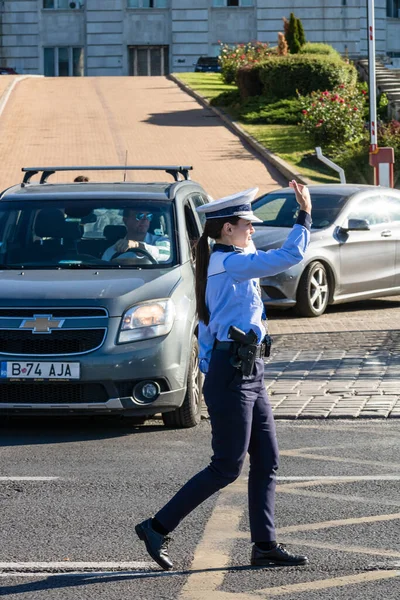 罗马尼亚交通警察 Politia Rutiera 的警察代理指挥交通 2022年罗马尼亚布加勒斯特高峰时间 — 图库照片