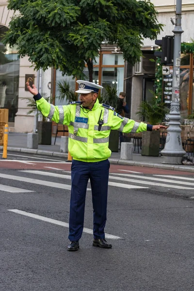 Politieagent Roemeense Verkeerspolitie Politia Rutiera Regisseert Het Verkeer Rush Hour — Stockfoto