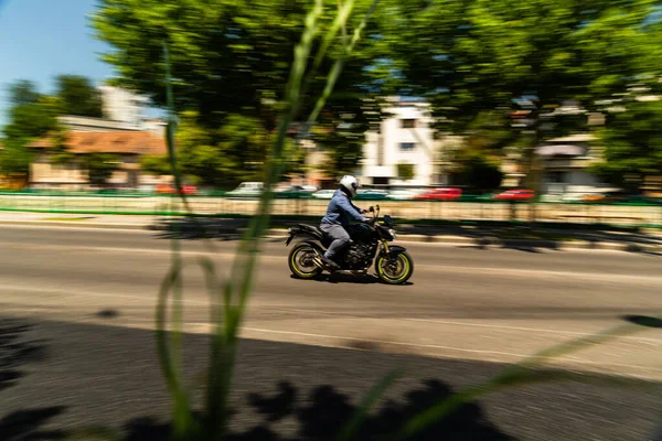 Ποδηλάτης Μοτοσικλέτα Ώρα Αιχμής Στο Κέντρο Της Πόλης Στο Βουκουρέστι — Φωτογραφία Αρχείου
